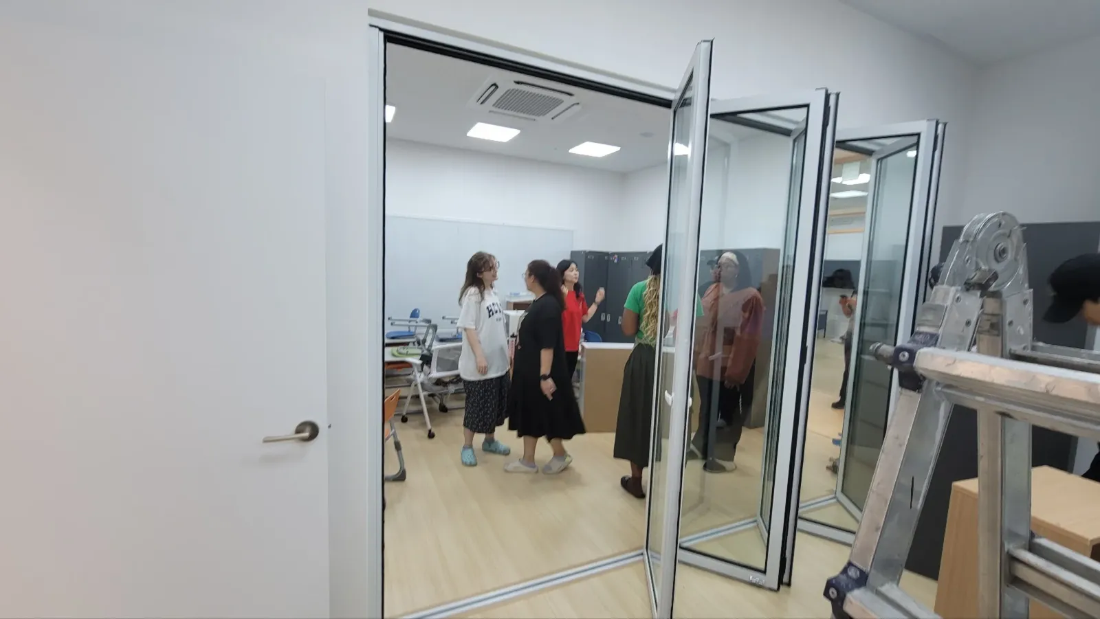 실내에서 폴딩도어 문짝 일부가 열려 접히고 있는 모습