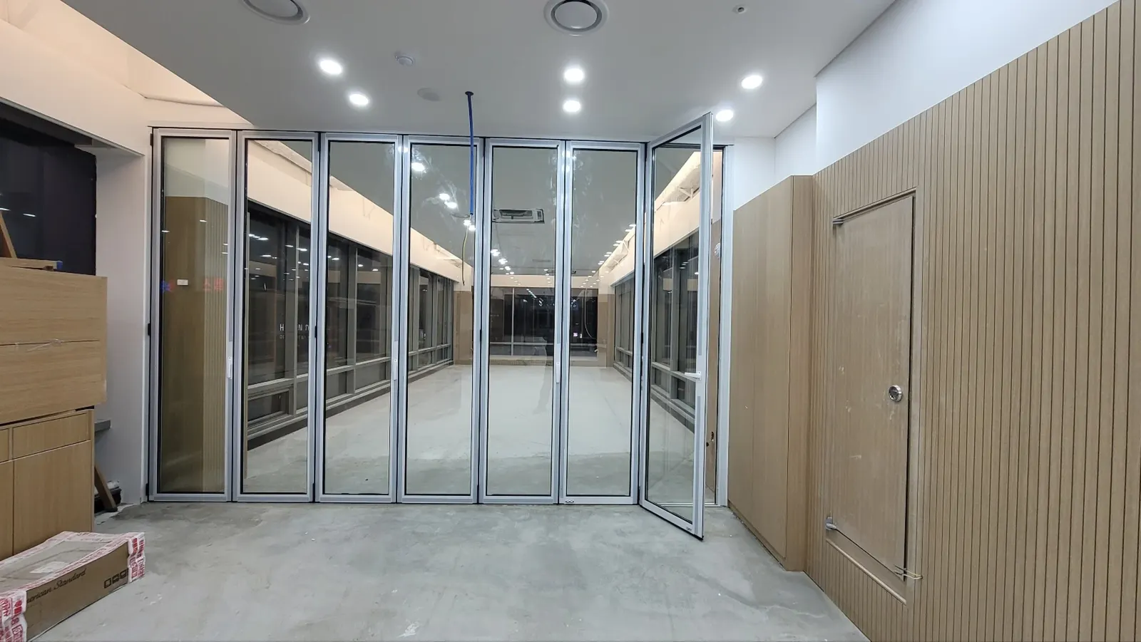 상업공간 복도 폴딩도어 설치